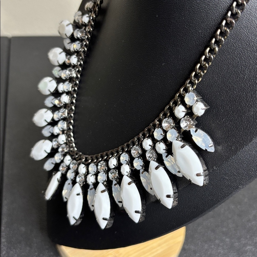 Elegant Gunmetal Silver White Clear Rhinestone Bib Statement Necklace - Picture 3 of 7